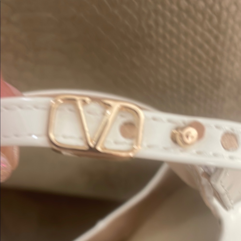 White Platform Pumps with Pointed Toe and Glossy Finish - Picture 4 of 7